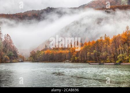 Kamikochi-Nationalpark in den Nordjapanischen Alpen der Präfektur Nagano, Japan. Schöner Berg im Herbstblatt mit Fluss. Stockfoto