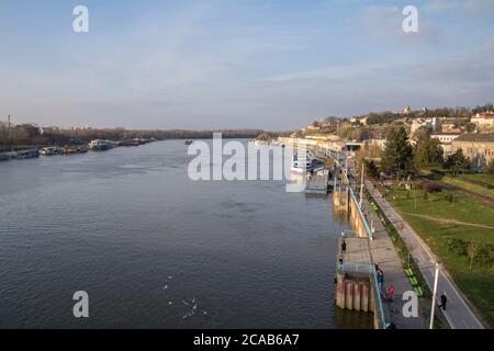 BELGRAD, SERBIEN - 23. NOVEMBER 2014: Blick auf das Sava-Ufer in Belgrad. Boote und Fischer können vor gesehen werden und Kalemegdan Festung auf der BA Stockfoto