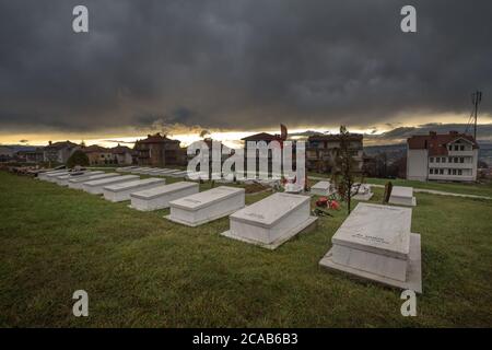 Pristina, KOSOVO - 12. NOVEMBER 2016: Gräber von Kämpfern der Befreiungsarmee des Kosovo (KLA, auch UCK genannt), die 1999 im Konflikt im Kosovo getötet wurden Stockfoto