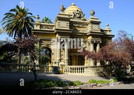 Chile Santiago - Kolonialgebäude in Santa Lucia Park am Monumentalen Brunnen Neptun Stockfoto