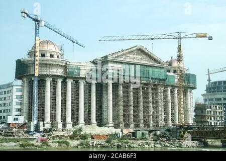 SKOPJE, MAZEDONIEN - 25. OKTOBER 2011: Baustelle des Archäologischen Museums. Teil des Projekts Skopje 2014 ist das Archäologische Museum ein sy Stockfoto