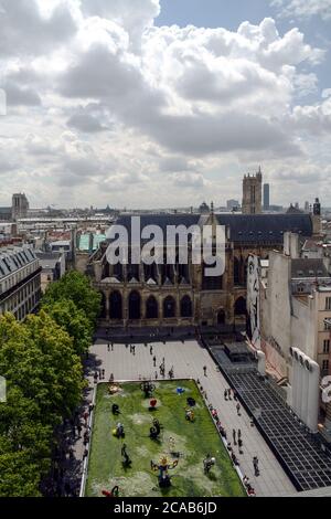 PARIS, FRANKREICH - 22. JULI 2011: Luftpanorama der Pariser Skyline mit dem Platz Igor Strawinsky und der Kirche Eglise Saint Merri, einem katholischen Kirche Stockfoto