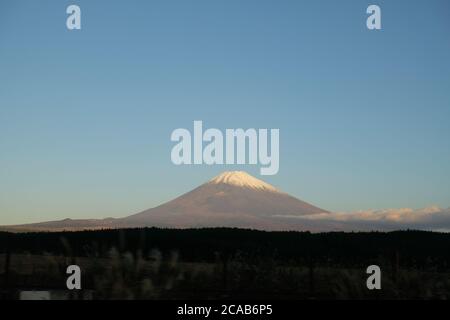 Japans Mt. Fuji ist ein aktiver Vulkan etwa 100 Kilometer südwestlich von Tokio. Gemeinhin „Fuji-san“ genannt, ist es der höchste Gipfel des Landes, mit 3,776 m Stockfoto