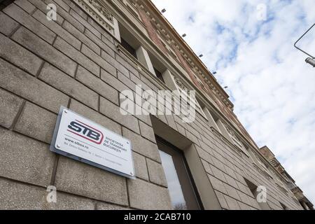 BUKAREST, RUMÄNIEN - 15. FEBRUAR 2020: Logo der STB Bucuresti in ihrer Hauptniederlassung. STB, oder societatea de Transport bucuresti ist die öffentliche Verkehrsmittel Stockfoto