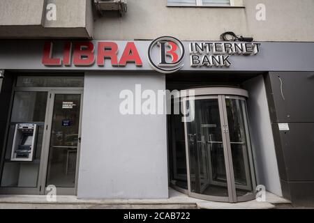 BUKAREST, RUMÄNIEN - 15. FEBRUAR 2020: Libra Internet Bank Logo vor einer lokalen Bank in Bukarest. Libra Internet Bank ist eine rumänische Privatkundenbank Stockfoto