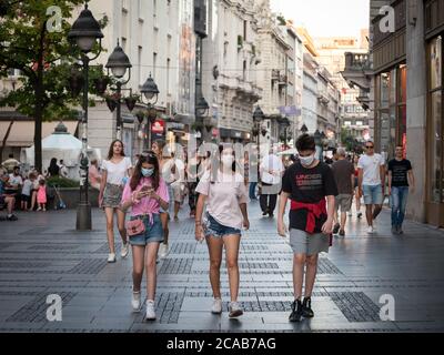 BELGRAD, SERBIEN - 29. JULI 2020: Junge Menschen, junger Mann und zwei junge Mädchen, Freunde, Spaziergang mit Gesichtsmaske Schutzausrüstung auf Coronavirus Stockfoto