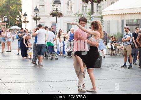 BELGRAD, SERBIEN - 2. SEPTEMBER 2018: Paar, ein Mann und eine Frau, tanzen Tango als Demo im Stadtzentrum von Belgrad, auf der Hauptfußgängerstraße Stockfoto