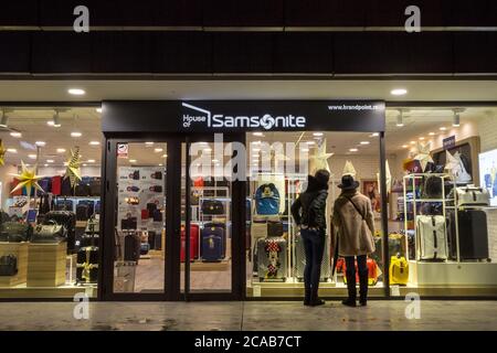 BELGRAD, SERBIEN - 30. DEZEMBER 2018: Samsonite Logo auf ihrem Laden in Belgrad. Samsonite International ist ein amerikanischer Gepäckhersteller und -Handel Stockfoto