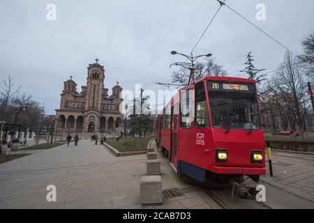 BELGRAD, SERBIEN - 10. FEBRUAR 2019: belgrader Straßenbahn, eine tatra KT4, wartet auf die Abfahrt vor der Kirche des Heiligen Markus (Sveti marko). Auch Be genannt Stockfoto