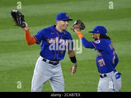 Washington, Usa. August 2020. Der New York Mets Center Fielder Brandon Nimmo (9) und Billy Hamilton feiern am Mittwoch, den 5. August 2020, ihren 3-1-Sieg über die Washington Nationals im Nationals Park in Washington, DC. Foto von Kevin Dietsch/UPI Kredit: UPI/Alamy Live News Stockfoto