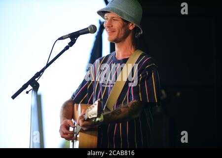 ZAK Slater tritt auf dem 'The Source' Fringe Festival in den Botanischen Gärten von Benalla auf. März 2019 Stockfoto