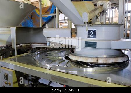 Eine gut ausgestattete japanische Grüntee-Verarbeitungsfabrik in Shizuoka, Japan. Vom Dämpfen, Rollen bis zum Trocknen. Stockfoto