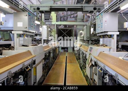 Eine gut ausgestattete japanische Grüntee-Verarbeitungsfabrik in Shizuoka, Japan. Vom Dämpfen, Rollen bis zum Trocknen. Stockfoto