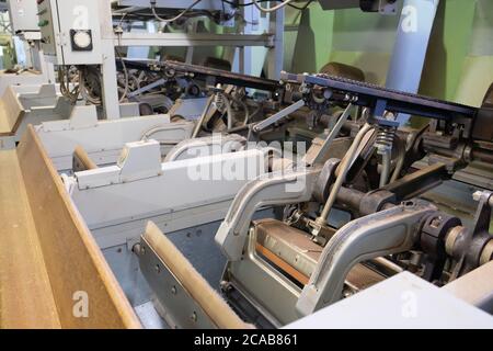 Eine gut ausgestattete japanische Grüntee-Verarbeitungsfabrik in Shizuoka, Japan. Vom Dämpfen, Rollen bis zum Trocknen. Stockfoto