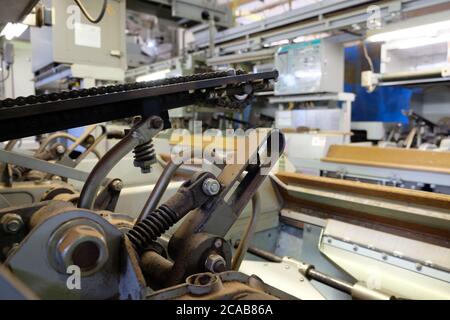 Eine gut ausgestattete japanische Grüntee-Verarbeitungsfabrik in Shizuoka, Japan. Vom Dämpfen, Rollen bis zum Trocknen. Stockfoto