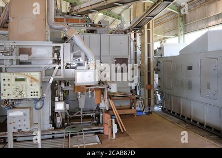 Eine gut ausgestattete japanische Grüntee-Verarbeitungsfabrik in Shizuoka, Japan. Vom Dämpfen, Rollen bis zum Trocknen. Stockfoto