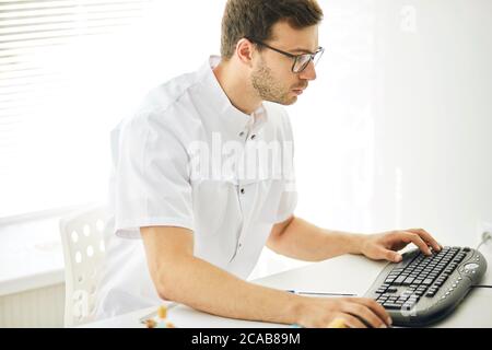 Medizinisches Personal mit dem Computer. Nahaufnahme Seitenansicht Foto Stockfoto