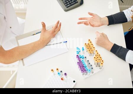 Konflikt zwischen zwei Ärzten. Verschiedene Vies über das Problem. Draufsicht Foto Stockfoto