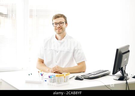 Glücklich fröhlich Anästhesist, Gynäkologe, Heiler am Arbeitsplatz. Close up Foto. Medizinische Untersuchung Stockfoto