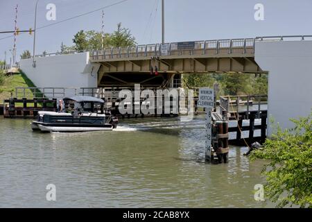 Ein Pontonboot fährt unter einer Zugbrücke in Lewes, Delaware, vorbei. Stockfoto