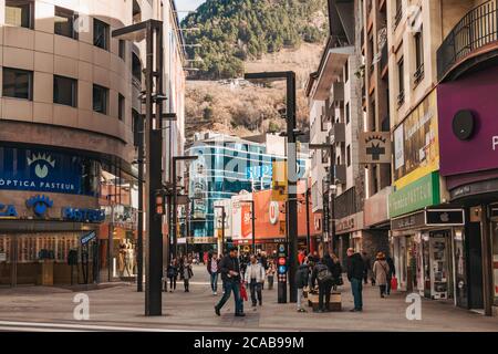 Das Haupteinkaufsviertel in Andorra la Vella, Andorra. Beliebt als zollfreies Ziel für Einwohner in Frankreich und Spanien Stockfoto