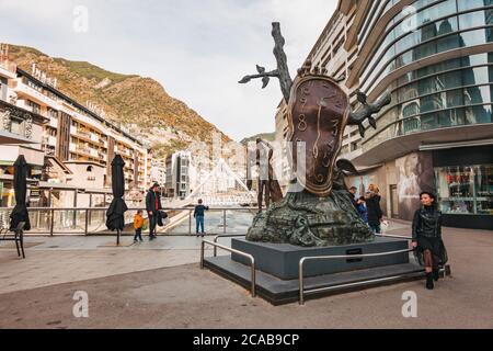 Die Pont de París Brücke und Noblesse du Temps (Adel der Zeit) Salvador Dalí Statue in Andorra la Vella, Hauptstadt von Andorra Stockfoto