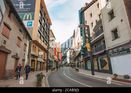 Einkaufsviertel auf der Av Meritxell in Andorra la Vella, Hauptstadt von Andorra. Ein beliebtes Ziel für die Abholung zollfreier Waren in Europa Stockfoto