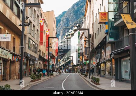 Einkaufsviertel auf der Av Meritxell in Andorra la Vella, Hauptstadt von Andorra. Ein beliebtes Ziel für die Abholung zollfreier Waren in Europa Stockfoto