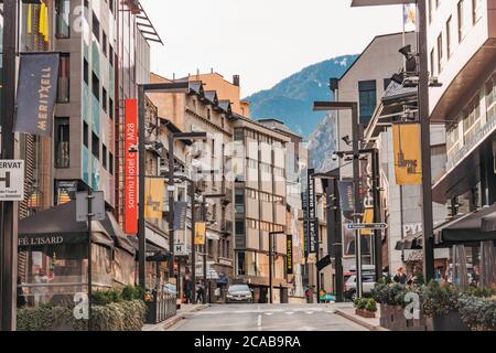 Einkaufsstraße Av Meritxell in Andorra la Vella. Ein beliebtes Einkaufsziel aufgrund seines freien Hafenstatus, vor allem aus Nachbarländern Stockfoto