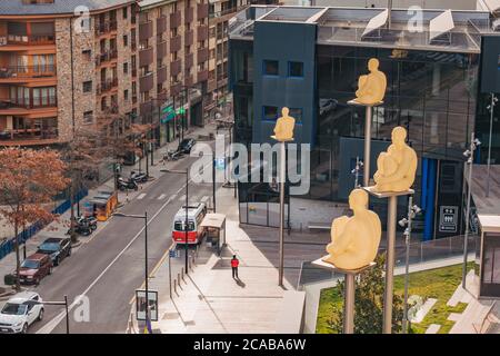 "7 Poeten" Statuen, die die 7 Gemeinden des Landes darstellen, auf Stahlpfosten vor dem parlament und den Regierungsbüros von Andorra montiert Stockfoto