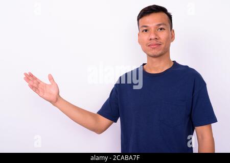 Porträt eines jungen asiatischen Mannes mit Bartstoppeln Stockfoto