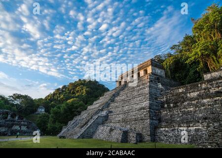 Erstes Licht auf den Tempel der Inschriften in den Ruinen der Maya-Stadt Palenque, Nationalpark Palenque, Chiapas, Mexiko. Ein UNESCO Welt Er Stockfoto