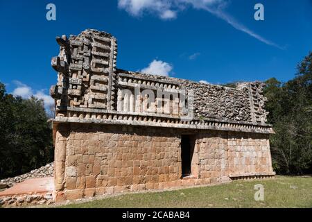 Der Palast in Gruppe 1 in den Ruinen der prähispanischen Maya-Stadt Xlapac, Yucatan, Mexiko. Stockfoto