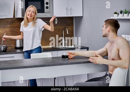 Jeden Morgen beginnt aus Streit mit verheirateten Paar, unglücklichen Mann und Frau haben Streit in der Küche beim Frühstück Stockfoto