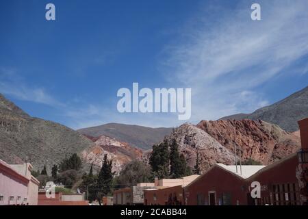 PURMAMARCA, ARGENTINIEN - 04. Jul 2020: Purmamarca Stadt, nördlich von argentinien, salta, jujuy Provinzen Stockfoto