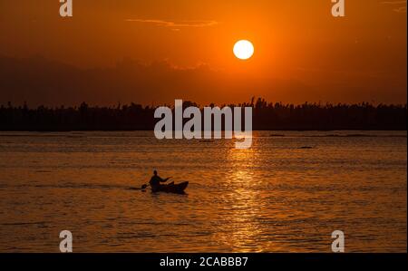 Srinagar, indisch kontrolliertes Kaschmir. August 2020. Ein Bootsmann rudert sein Boot während des Sonnenuntergangs auf Dal Lake in Srinagar Stadt, die Sommerhauptstadt von indisch-kontrollierten Kaschmir, August 5, 2020. Quelle: Javed Dar/Xinhua/Alamy Live News Stockfoto