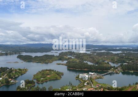 Schönes Luftbild von Guatape Dam Piedra in Kolumbien früh Am Morgen Stockfoto