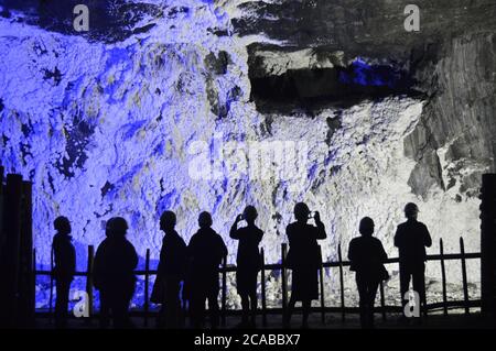 Schöne Aufnahme von Touristen Gruppe Silhouette in Nemocon Salt Mine, Kolumbien Stockfoto