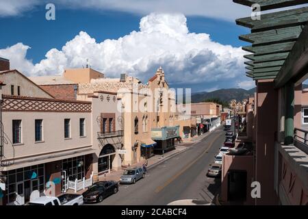 Blick auf die San Francisco Street in Richtung Sangre de Cristo Mountains im historischen Santa Fe, New Mexico Stockfoto