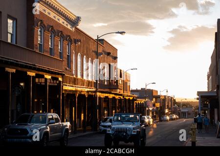 Reflexionen beim Sonnenuntergang mit Blick auf die San Francisco Street in Santa Fe, New Mexico Stockfoto