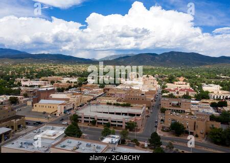 Luftaufnahme über dem historischen Zentrum von Old Santa Fe, New Mexico Stockfoto