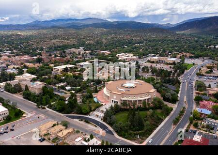 Luftaufnahme über dem State Capitol Gebäude und der Stadt Santa Fe, New Mexico Stockfoto