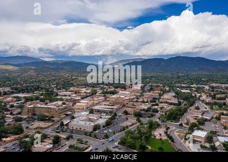 Luftaufnahme über dem historischen Zentrum von Old Santa Fe, New Mexico Stockfoto