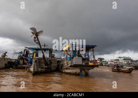 Boote und Bootsverkäufer auf dem Cai Rang Markt des Mekong Deltas Stockfoto