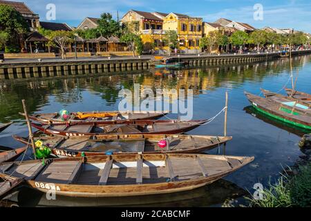 Touristische Boote entlang der Thu Bon Fluss in der alten historischen Stadt Hoi an, Vietnam Stockfoto