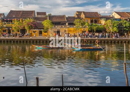 Touristische Boote entlang der Thu Bon Fluss in der alten historischen Stadt Hoi an, Vietnam Stockfoto