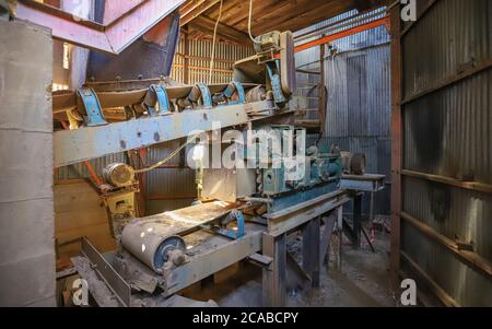 MONO COUNTY, CALIFORNIA, USA - 09. Jul 2020: Verlassene Bergbaumaschinen innerhalb der Strukturen, die auf dem Goldminenstandort Log Cabin im C verbleiben Stockfoto