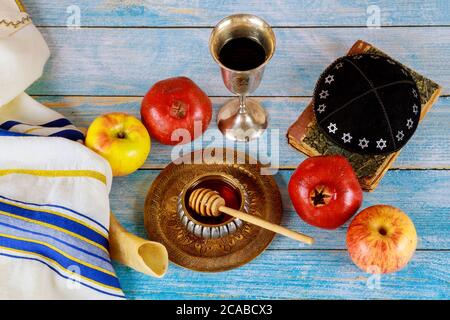 Rosch Haschanah mit Glas Honig jar und frische reife Äpfel. Jewesh neues Jahr Symbole Schofar und tallit Stockfoto