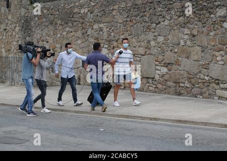 A Coruña-Spanien.Journalisten mit tv-Kameras interviewend Touristen am 21. Juli 2020 Stockfoto