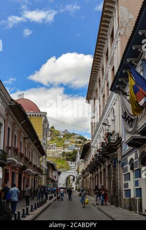 QUITO, ECUADOR - 15. Oktober 2017: blick auf die straße in der Innenstadt von Quito. Historischer Ort und Vintage-Architektur Stockfoto